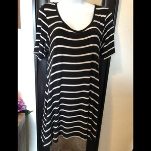 Blouse, black and white striped.
